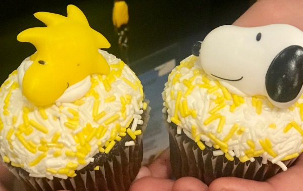 knotts-peanuts-celebration-peanuts-cupcakes