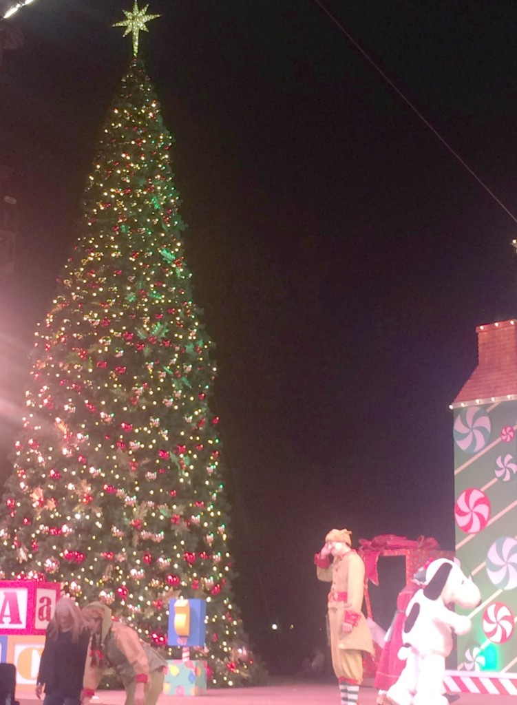 Knotts-Merry-Farm-Christmas-Tree