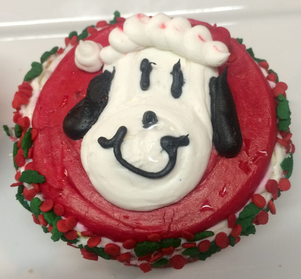Knotts-Merry-Farm-Snoopy-CupcakeFullSizeRender