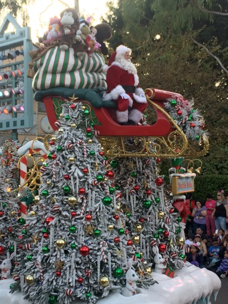 Disney-Holidays-Santa-float