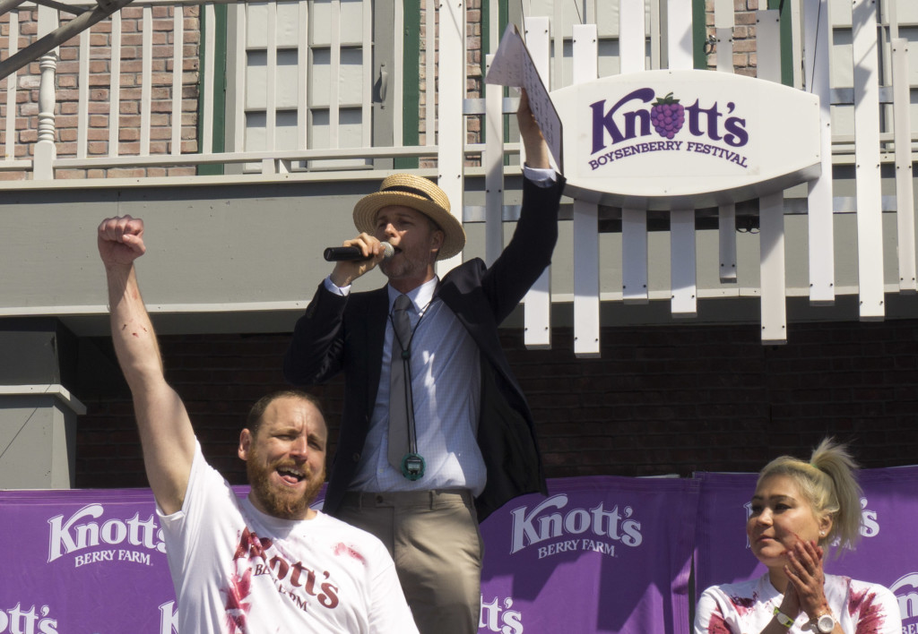 Joey-Chestnut-Winner-Knotts 