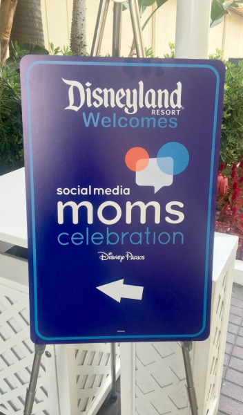 disney-social-media-moms-sign-outside