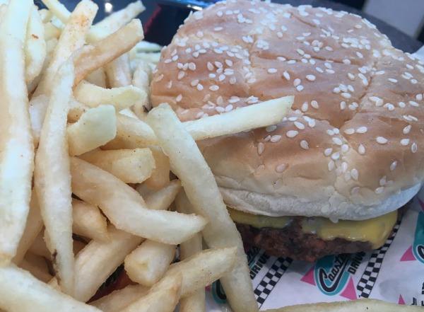 knotts-dining-plan-cheeseburger