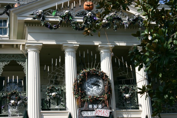 halloween-time-at-disneyland-resort-haunted-mansion-holiday-facade