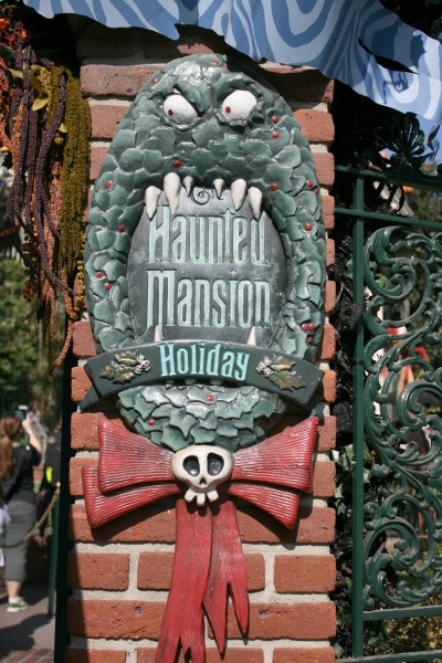 halloween-time-at-disneyland-resort-haunted-mansion-holiday-sign