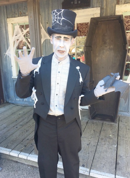 knotts-camp-spooky-friendly-ghost