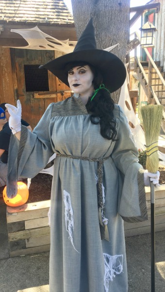 knotts-camp-spooky-friendly-witch