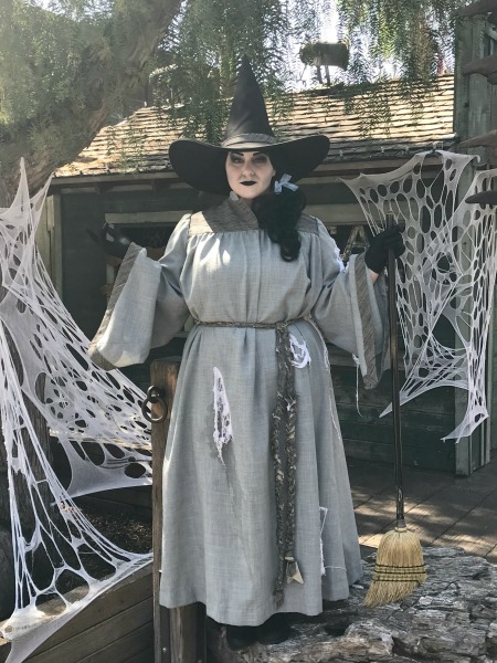 knotts-spooky-farm-witch