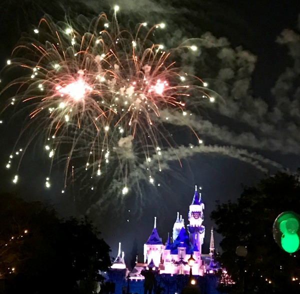 disneyland-holidays-fireworks