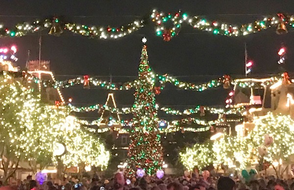 disneyland-holidays-mainstreet-at-night