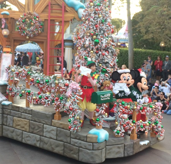 holidays-at-disneyland-resort-a-christmas-fantasy-parade-2