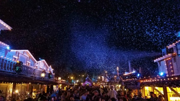knotts-merry-farm-snow-and-glow