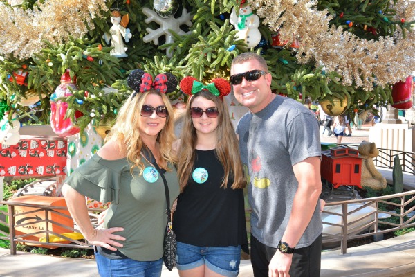 disneyland-holidays-photopass-with-tree-1