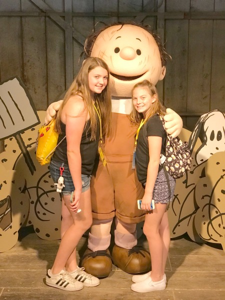 knotts-peanuts-celebration-photo-with-pigpen