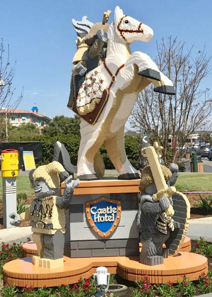 legoland-castle-hotel-horse-statue