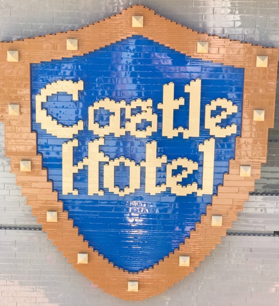 legoland-castle-hotel-sign